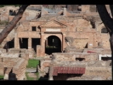 05513 ostia - regio iii - insula x - terme dei sette sapienti (iii,x,2) - blick ri horrea epagathiana et epaphroditiana (i,viii,3) - haupteingang - ri osten.jpg